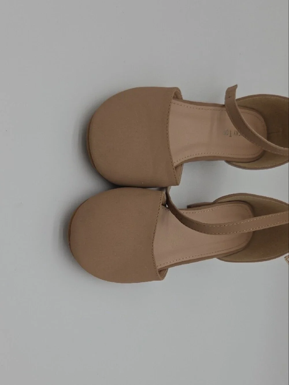#022 Girls' Classic Ankle-Strap Dress Shoes in Tan